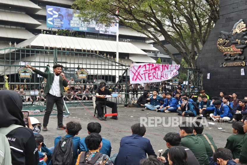 Ratusan mahasiswa yang tergabung dalam Badan Eksekutif Mahasiswa (BEM) Semarang Raya menggelar unjuk rasa di depan Kantor Gubernur Jawa Tengah (Jateng), Senin (20/10/2025). Aksi tersebut digelar merespons peringatan satu tahun pemerintahan Presiden Prabowo Subianto dan Wakil Presiden Gibran Rakabuming Raka. 