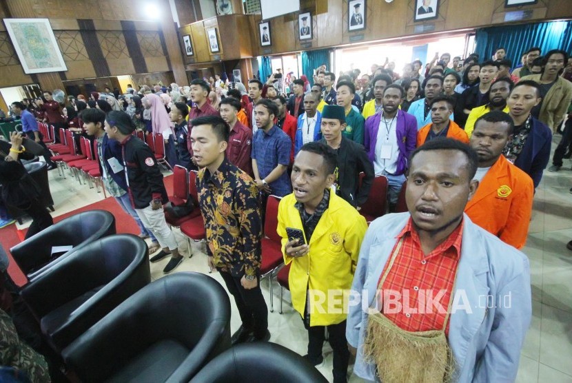 Ratusan mahasiswa yang tergabung dalam BEM Nusantara hadir saat acara Pratemu BEM Nusantara ke-XII, di Aula Unisba, Jalan Tamansari, Kota Bandung, Selasa (26/11).