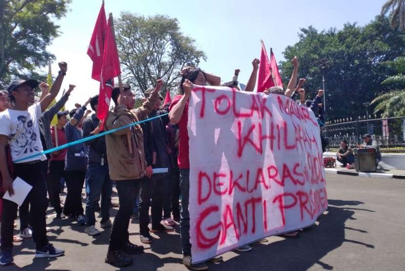 Ratusan mahasiswa yang tergabung dalam Forum Mahasiswa Pejuang Demokrasi (FMPD) melakukan aksi jalan mundur di depan Gedung Sate, Jl Diponegoro dan di depan Markas Polda Jabar, Jln Soekarno-Hatta Bandung, Kamis (16/8).