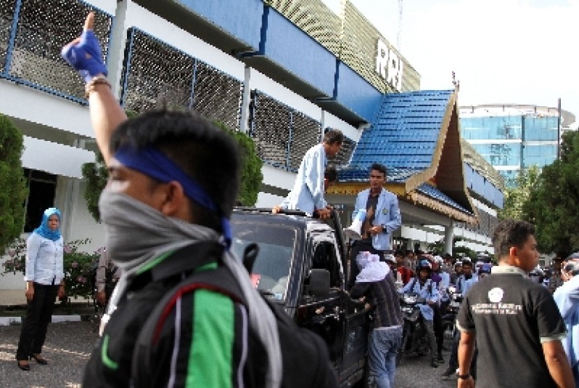 Ratusan mahasiswa yang tergabung dalam Gerakan Rakyat Riau Menuntut (GERRAM) menduduki kantor Radio Republik Indonesia di Pekanbaru, Riau, Selasa (25/11).