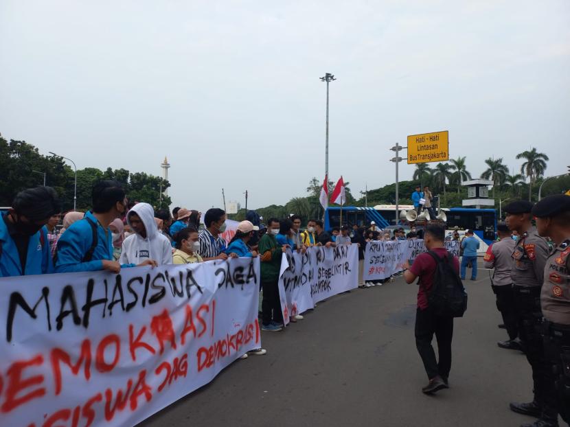 Ratusan Mahasiswa yang tergabung dalam organisasi Persatuan Mahasiswa Peduli Demokrasi kembali menggelar demokrasi di kawasan Patung Kuda, Jakarta Pusat. 
