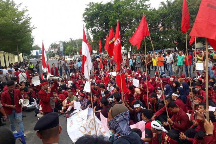 Ratusan massa aksi dari Ikatan Mahasiswa Muhammadiyah Sumatera Barat, melaksanakan shalat Ashar dan Shalat gaib bersama di ruas  jalan utama jalan Sudirman atau di depan gedung Mapolda Sumbar, Kota Padang pada Jumat (27/9) sebagai bentuk keprihatinan dan solidaritas menyusul insiden tewasnya Randi (21 tahun), 