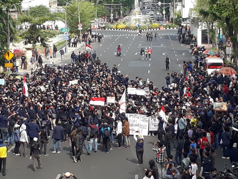 Ratusan massa aksi menggelar aksi unjuk rasa menolak disahkannya Undang-Undang Cipta Kerja atau Omnibus Law di depan Gedung Negara Grahadi, Surabaya, Kamis (8/10).