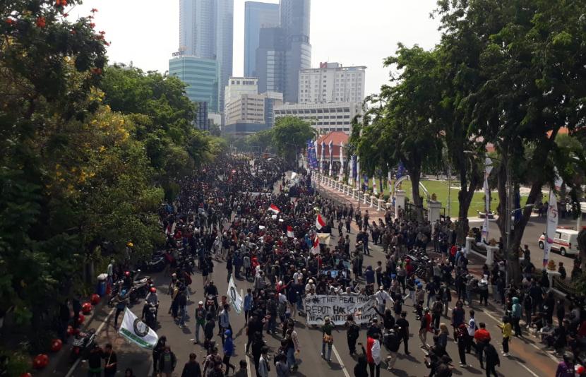 Ratusan massa aksi menggelar aksi unjuk rasa menolak disahkannya Undang-Undang Cipta Kerja atau Omnibus Law di depan Gedung Negara Grahadi, Surabaya, Kamis (8/10).