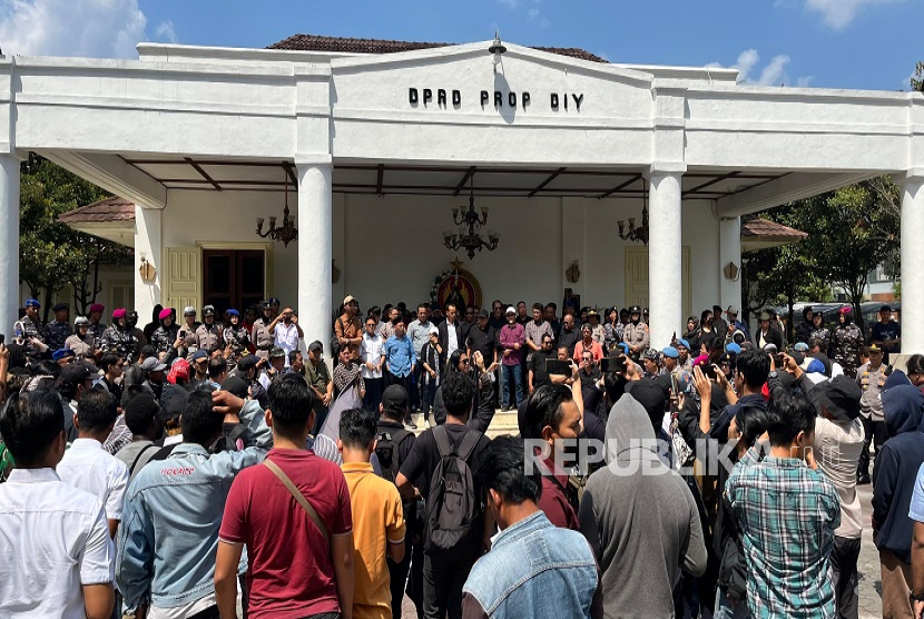 Ratusan massa aksi saat menyampaikan aspirasinya di Kompleks DPRD DIY, Senin (1/9/2025).