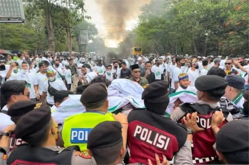 Ratusan massa beratribut PKB menggelar unjuk rasa untuk membubarkan Muktamar PKB di kawasan Nusa Dua, Kabupaten Badung, Bali, Sabtu (24/8/2024). 