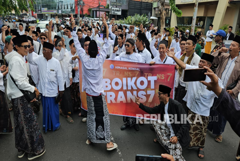 Ratusan massa dari Aliansi Santri Nusantara (ASN) se-Jawa Tengah (Jateng) menggelar demonstrasi di depan Kantor Komisi Penyiaran Indonesia Daerah (KPID) Jateng, Kota Semarang, Rabu (15/10/2025). Dalam aksi tersebut, mereka menyuarakan protes dan kecaman atas penggambaran kehidupan pondok pesantren (ponpes) dalam program 