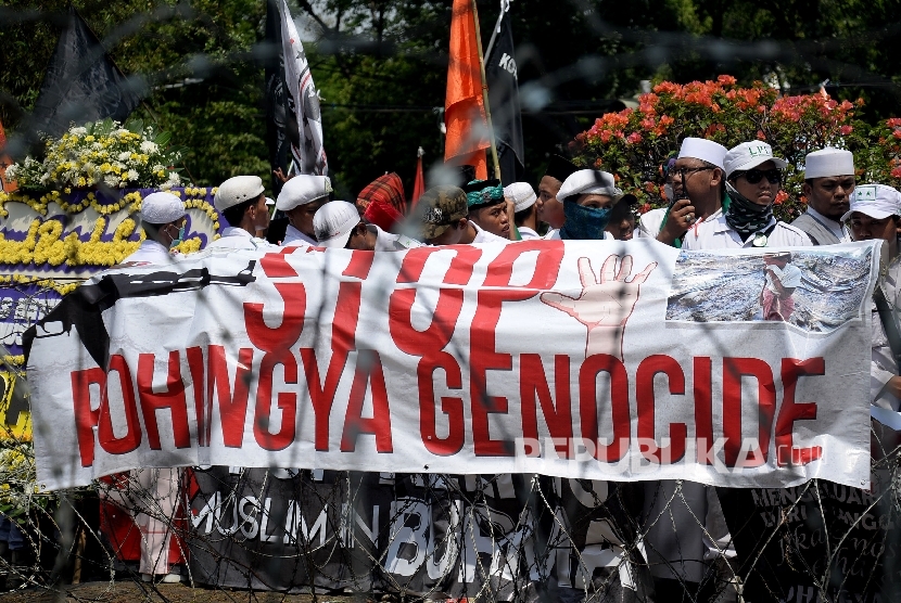  Ratusan massa dari berbagai elemen ormas melakukan aksi solidaritas kemanusiaan mengutuk genosida Rohingya di depan Kedubes Myanmar di Jakarta, Rabu (6/9).