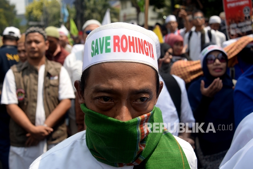 Ratusan massa dari berbagai elemen ormas melakukan aksi solidaritas kemanusiaan mengutuk genosida Rohingya di depan Kedubes Myanmar di Jakarta, Rabu (6/9).