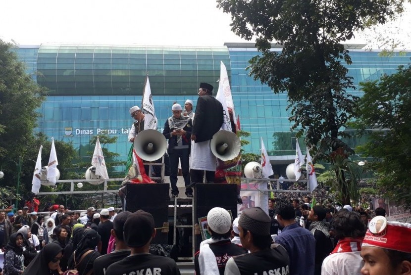 Ratusan massa dari berbagai ormas Islam mengelar aksi unjuk rasa di halaman Gedung Arsip Kota Bandung untuk memberi dukungan kepada Buni Yani yang menjalani sidanng vonis, Selasa (14/11) 