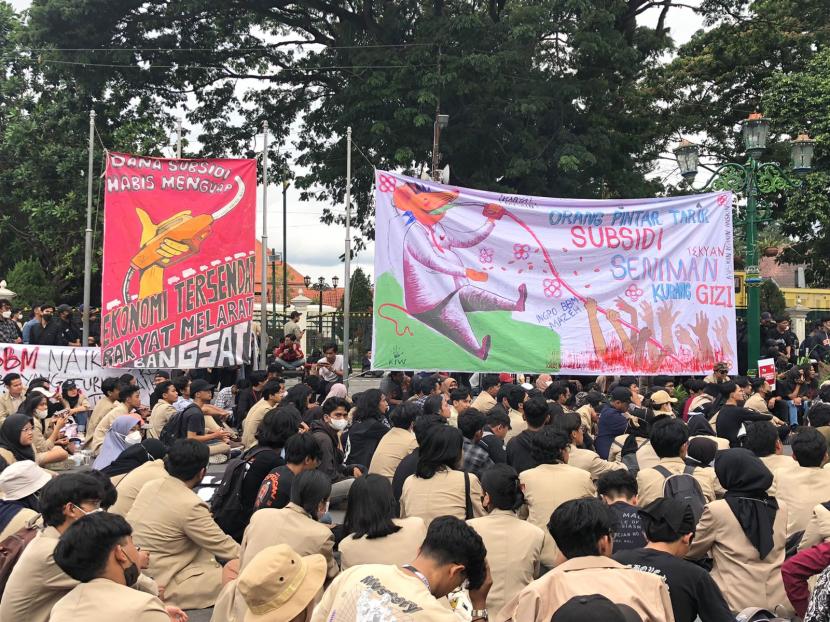 Ratusan massa dari Aliansi Mahasiswa UGM kembali menggelar aksi penolakan kenaikan harga BBM dari Bundaran UGM hingga Selasar Malioboro Yogyakarta, Kamis (15/9/2022).