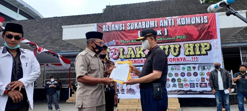 Ratusan massa dari ormas Islam dan nasionalis di Kota Sukabumi melakukan aksi unjuk rasa menolak rancangan undang-undang (RUU) Haluan Ideologi Pancasila (HIP) di Lapang Merdeka, Kota Sukabumi, Jumat (3/7) siang.