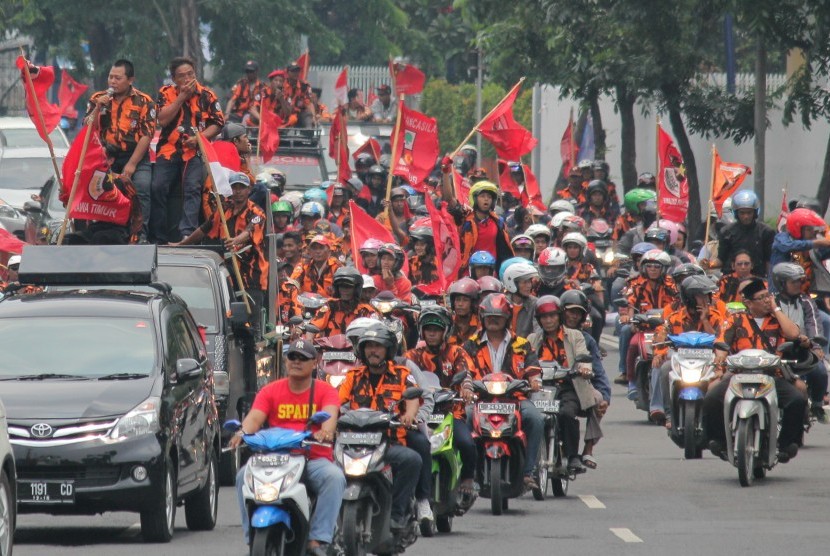 Ratusan massa dari Pemuda Pancasila berkonvoi menuju kantor Kejaksaan Tinggi Jawa Timur, Surabaya, Jawa Timur, Kamis (17/3). 