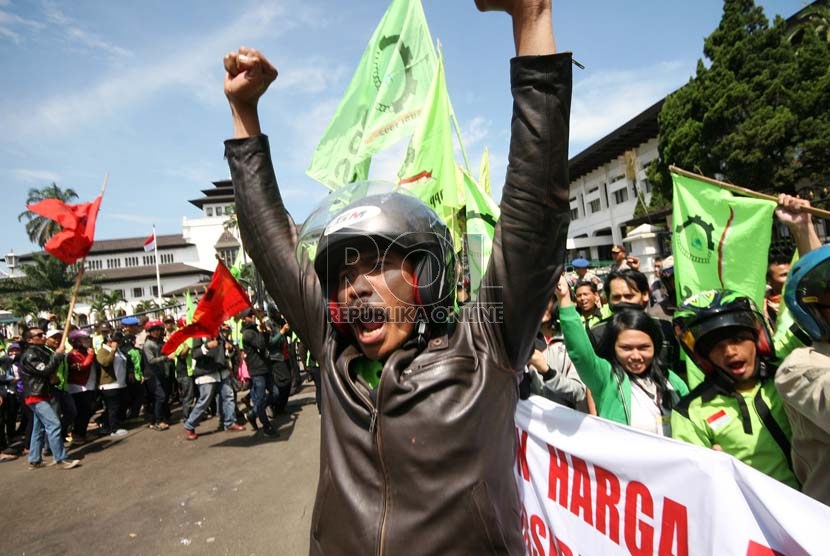  Ratusan massa dari Serikat Buruh Sejahtera Indonesia (SBSI) menggelar aksi  menolak kenaikan BBM di depan Gedung Sate, Bandung, Kamis (23/5).     (Republika/Edi Yusuf)