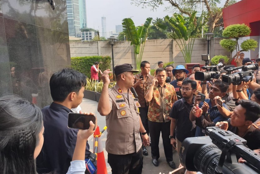 Ratusan massa di depan Gedung Merah Putih Komisi Pemberantasan Korupsi (KPK) terlibat bentrok dengan pegawai KPK dan pihak kepolisian pada Jumat (13/9) sore. Ratusan massa dari Himpunan Aktivis Indonesia dan Aliansi Pemuda Mahasiswa menggelar aksi unjuk rasa di depan Gedung Merah Putih KPK dan mencopot kain hitam yang menutupi logo KPK sejak Ahad (8/9) lalu. 