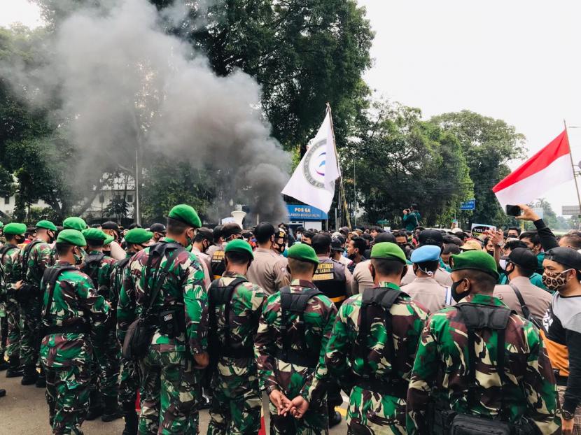 Ratusan massa gabungan mahasiswa di Kota Bogor melakukan aksi unjuk rasa menolak pengesahan Undang-undang Omnibus Law di depan Istana Kepresidenan Bogor, Kamis (8/10).