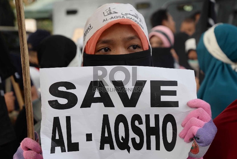 Ratusan massa melakukan aksi solidaritas untuk Masjid al-Aqsa di depan Kedutaan Besar Palestina, Jakarta, Jumat (2/10).  (Republika/Yasin Habibi)