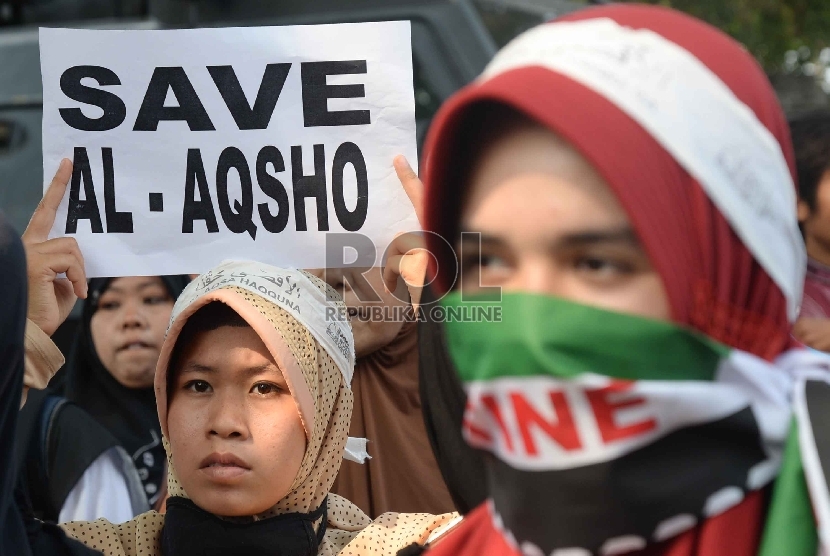 Ratusan massa melakukan aksi solidaritas untuk Masjid Al Aqsa di depan Kedutaan Besar Palestina, Jakarta, Jumat (2/10).  (Republika/Yasin Habibi)