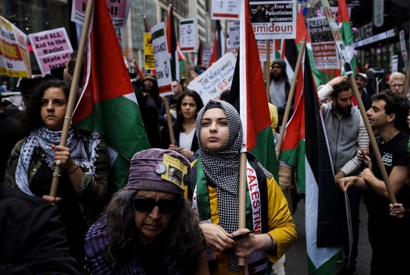 Ratusan massa menggelar aksi mendukung Palestina di New York, Amerika Serikat, Jumat (18/5).