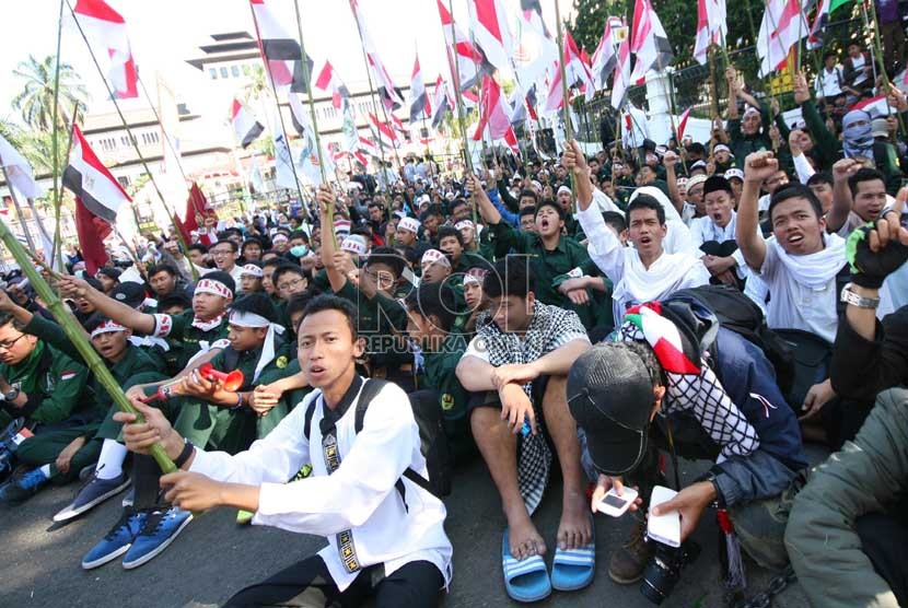   Ratusan massa mengibarkan bendera Mesir saar berunjuk rasa dalam aksi peduli rakyat Mesir di depan Gedung Sate, Bandung, Jumat (23/8).  (Republika/Edi Yusuf)