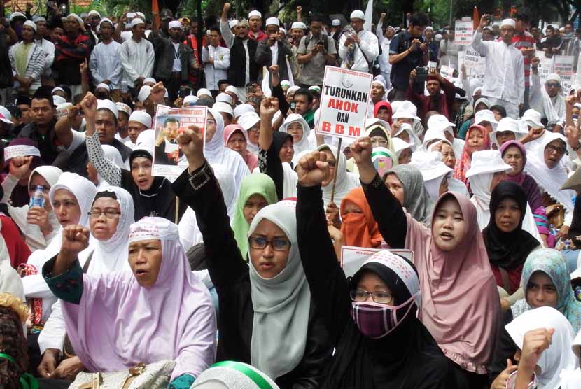 Ratusan massa perempuan yang tergabung dalam Gerakan Masyarakat Jakarta berunjukrasa di depan Gedung DPRD DKI Jakarta, Jalan Kebon Sirih, Jakarta Pusat, Senin (1/12).