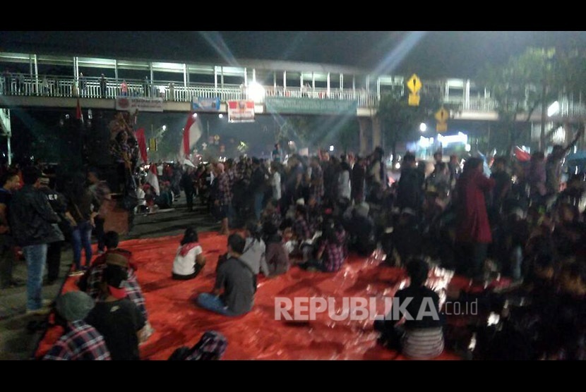 Ratusan Massa Pro-Ahok lakukan aksi demonstrasi di depan gedung Pengadilan Tinggi DKI Jakarta Cempaka Putih Jakarta Pusat, Rabu (10/5).