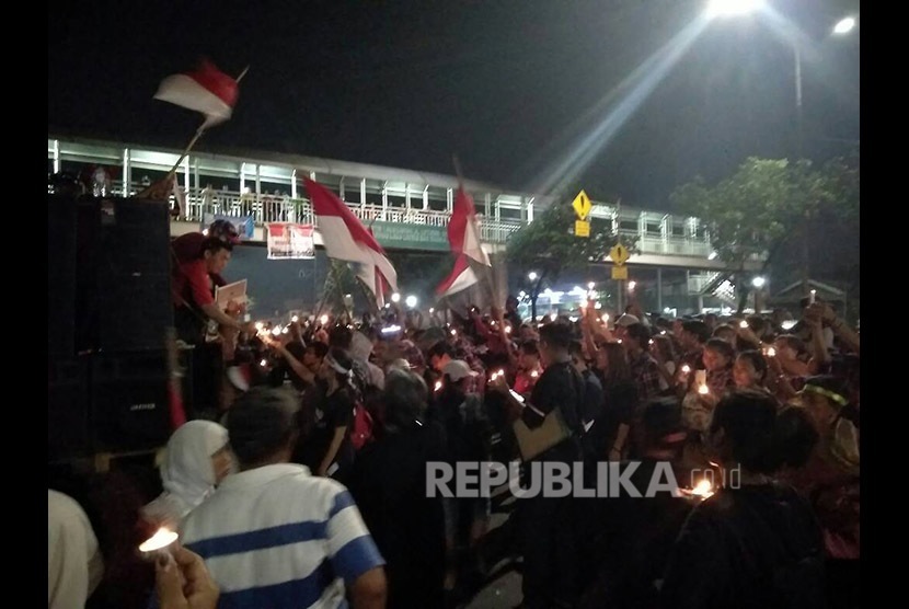 Ratusan Massa Pro-Ahok lakukan aksi demonstrasi di depan gedung Pengadilan Tinggi DKI Jakarta Cempaka Putih Jakarta Pusat, Rabu (10/5).