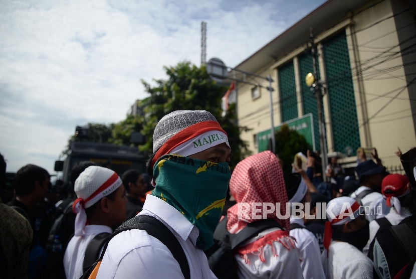 Ratusan massa umat islam melakukan unjuk rasa saat sidang perdana penista agama Ahok di PN Jakarta Utara,Selasa(13/12).