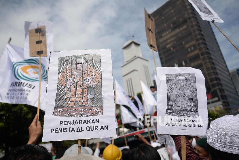 Ratusan massa umat islam melakukan unjuk rasa saat sidang perdana penista agama Ahok di PN Jakarta Utara,Selasa(13/12). 