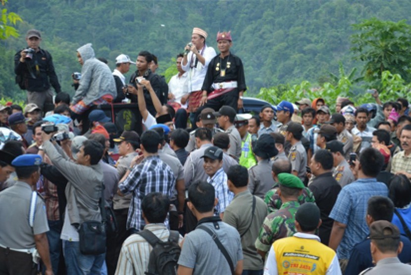  Ratusan massa yang berunjuk rasa dihadang aparat kepolisian di kawasan Gunung Rajabasa, Desa Sukaraja, Rajabasa, Lampung Selatan, Rabu (29/5).