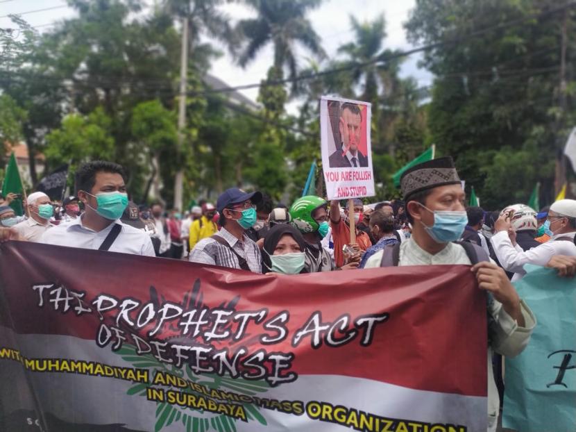 Ratusan massa yang merupakan gabungan dari berbagai Ormas Islam di Surabaya menggelar aksi bela Nabi Muhammad SAW di depan Kantor Konsulat Jenderal Prancis, Jalan Mawar, Surabaya, Senin (2/11).