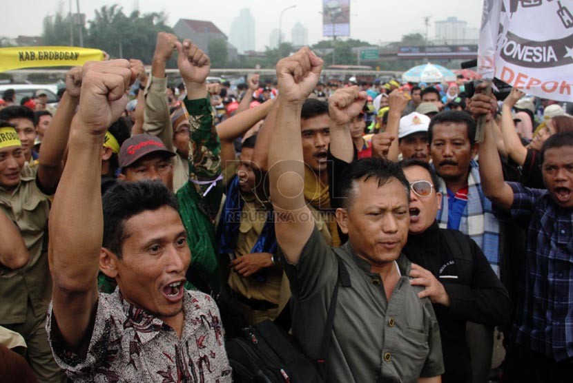   Ratusan massa yang tergabung dalam Forum Tenaga Honorer melakukan aksi unjuk rasa di depan Gedung DPR RI, Jakarta Pusat, Jumat (14/3). (Republika/Yasin Habibi)