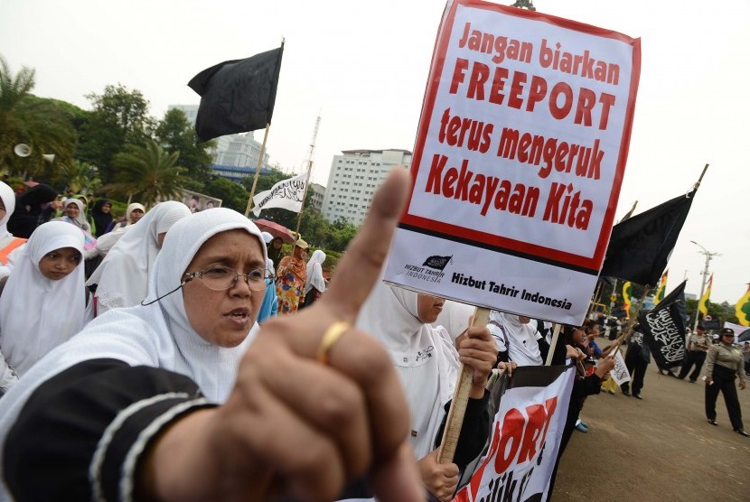 Ratusan massa yang tergabung dalam Hizbut Tahrir Indonesia melakukan aksi 