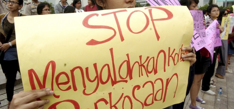 Ratusan massa yang tergabung dalam Kelompok Perempuan Menolak Perkosaan (KPMP) melakukan aksi unjuk rasa di Bundaran Hotel Indonesia (HI), Jakarta Ahad (18/9). (Republika/Imam Budi Utomo)