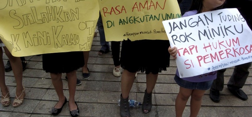 Ratusan massa yang tergabung dalam Kelompok Perempuan Menolak Perkosaan (KPMP) melakukan aksi unjuk rasa di Bundaran Hotel Indonesia (HI), Jakarta Ahad (18/9). (Republika/Imam Budi Utomo)
