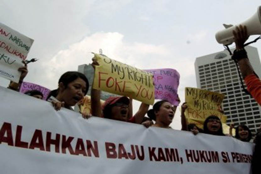 Ratusan massa yang tergabung dalam Kelompok Perempuan Menolak Perkosaan (KPMP) melakukan aksi unjuk rasa di Bundaran Hotel Indonesia (HI), Jakarta Ahad (18/9). (Republika/Imam Budi Utomo)