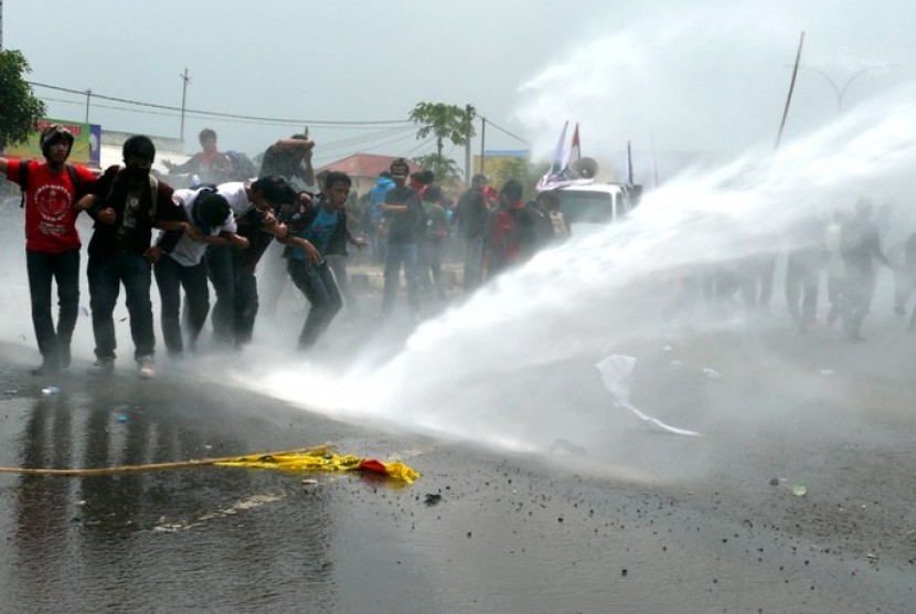 Ratusan massa yang tergabung dalam Koalisi Mahasiswa Banten Menggugat disemprot water canon saat berunjuk rasa terkait tingginya angka kemiskinan di Banten karena memaksa masuk gedung DPRD saat peringatan HUT Banten ke-12 di Komplek Pusat Pemerintahan Prov