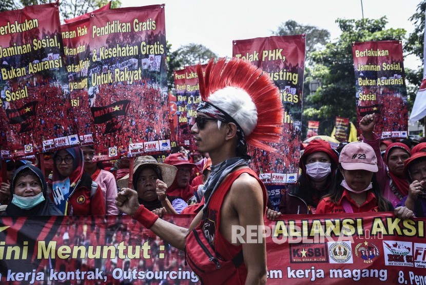 Ratusan buruh yang tergabung dalam Kongres Aliansi Serikat Buruh Indonesia (KASBI) melakukan aksi pada peringatan Hari Buruh di Jalan Diponegoro, Kota Bandung, Rabu (1/5). 