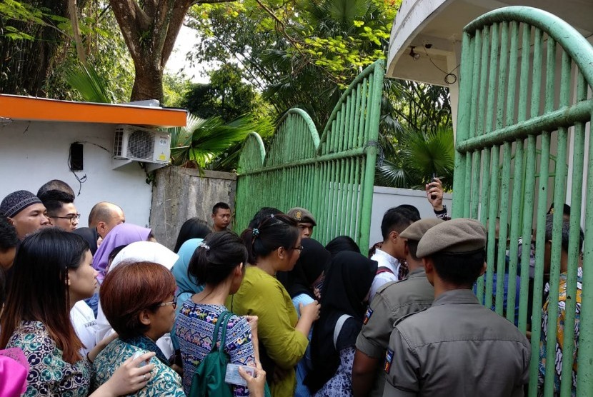 Ratusan masyarakat mengantre untuk masuk ke Istana Bogor dan mengikuti open house bersama Presiden RI Joko Widodo, Jumat (15/6). Antrean sudah dimulai sejak pukul 07.30 WIB.
