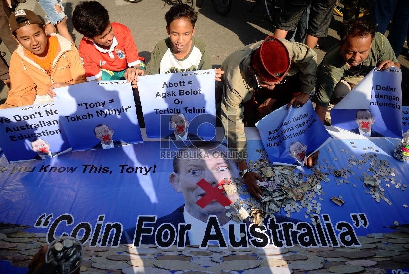   Ratusan masyarakat yang tergabung dalam koalisi pro Indonesia menggelar gerakan Koin untuk Australia di Bundaran HI, Jakarta, Ahad (22/2).  (Republika/Yasin Habibi)
