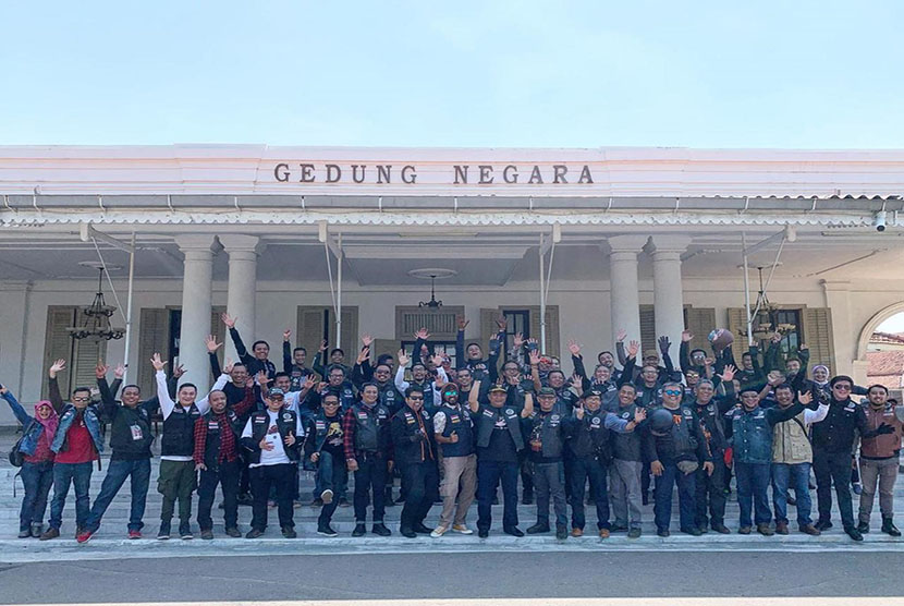 Ratusan members Royal Enfield berkumpul di Kota Cirebon melakukan prosesi pengukuhan atau inagurasi dari Chapter terbaru mereka. Yakni, West Java Chapter melalui acara Royal Ride Out 2019, Sabtu (28/9).