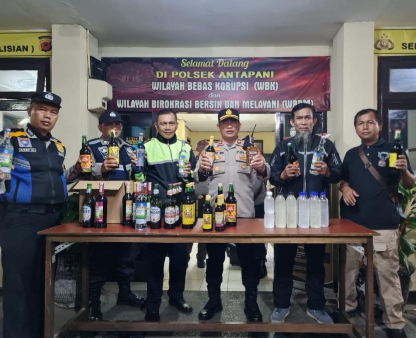Ratusan minuman keras (miras) disita jelang perayaan tahun baru 2023 di wilayah Kecamatan Mandalajati, Kota Bandung, Rabu (28/12/2022) kemarin. Miras tersebut didapat dari tiga toko yang berada di wilayah Kecamatan Mandalajati.