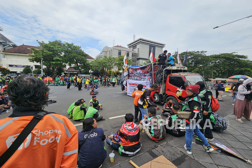 Ratusan mitra pengemudi dan pengojek daring dari berbagai aplikasi menggelar unjuk rasa di depan Kantor Gubernur dan Gedung DPRD Jawa Tengah (Jateng) di Jalan Pahlawan, Kota Semarang, Selasa (20/5/2025).