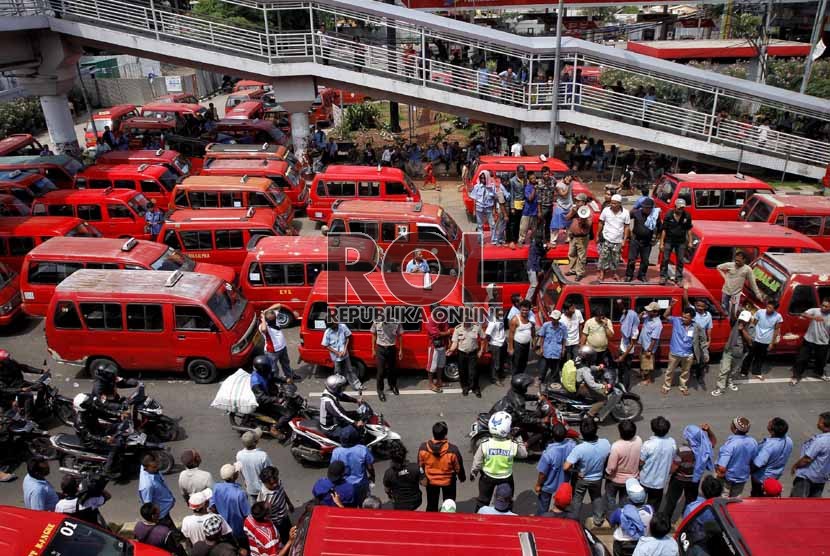 Ratusan mobil angkutan kota menutup jalan Daan Mogot, Grogol, Jakarta Barat, Selasa (20/11). (Republika/Adhi Wicaksono)