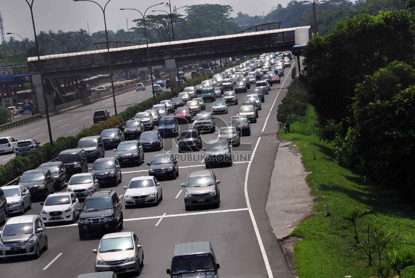  Ratusan mobil antre di pintu tol Cibubur, Jakarta Timur, Rabu (30/7).  (Republika/Raisan Al Farisi)
