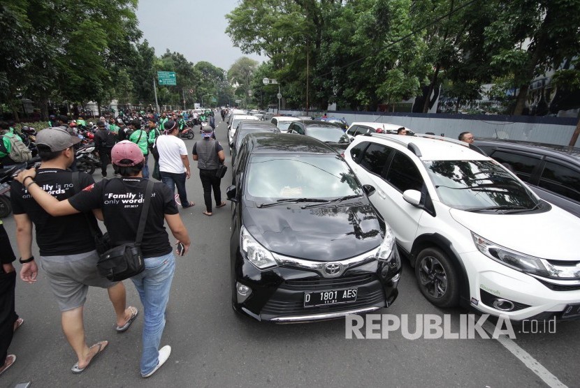 Ratusan mobil taksi di parkir di Jl Diponegoro pada aksi ribuan pengemudi transportasi berbasis aplikasi online di depan Gedung Sate, Kota Bandung, Senin (16/10).