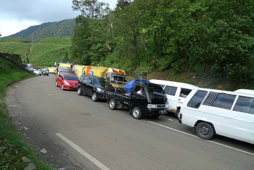  Ratusan mobil terjebak kemacetan akibat longsor tebing di Ciloto Puncak, Jabar,Kamis (10/1).(Republika/Musiron)