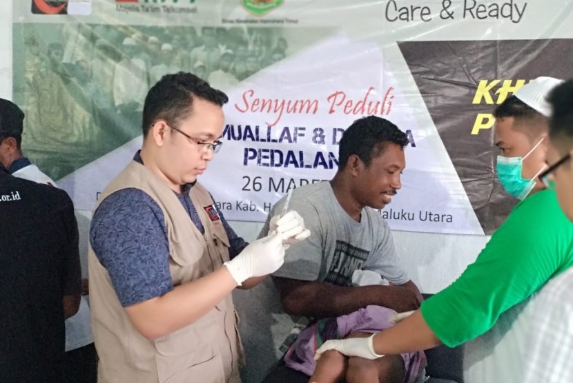 Ratusan mualaf suku Togutil di pedalaman Halmahera Timur mendapat layanan khitanan massal dan pemeriksaan kesehatan. 