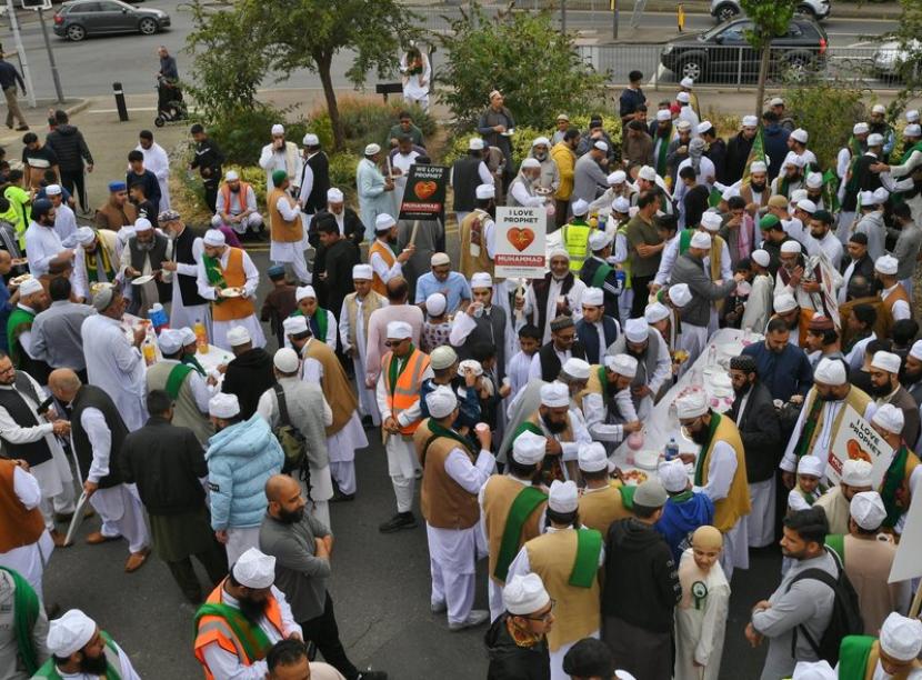 Ratusan Muslim bergabung dalam pawai perdamaian di Peterborough, Inggris pada Ahad (31/7/2022) untuk merayakan kehidupan Nabi Muhammad SAW.