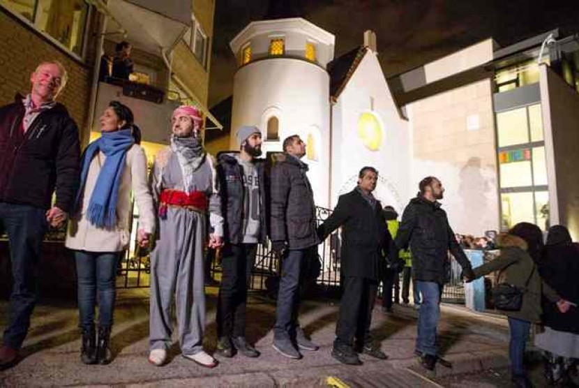 Ratusan Muslim melindungi sinagog di Oslo, Norwegia, Sabtu (21/2) malam waktu setempat.